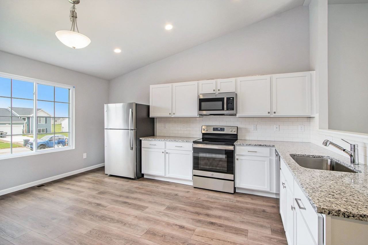 2520 Wood Ridge Dr - Photo 3 of 18