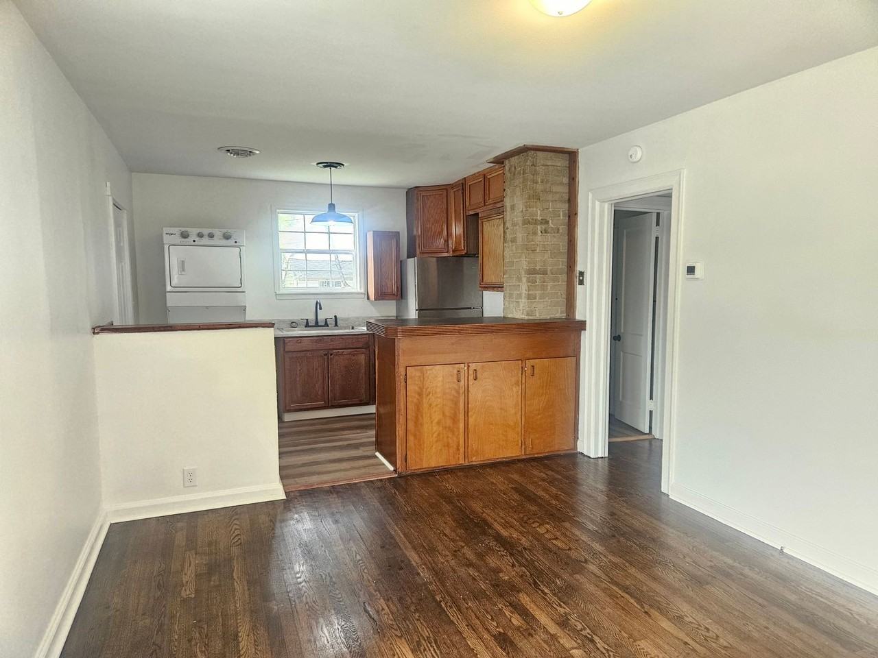 129 Monroe St - Photo 4 of 11