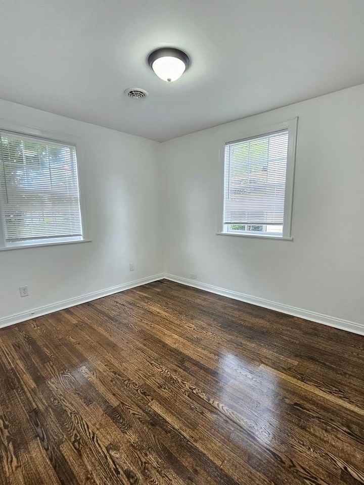 129 Monroe St - Photo 7 of 11