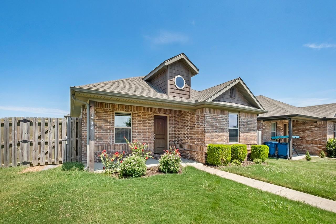 3706 Sw Capstone Ct - Photo 2 of 28