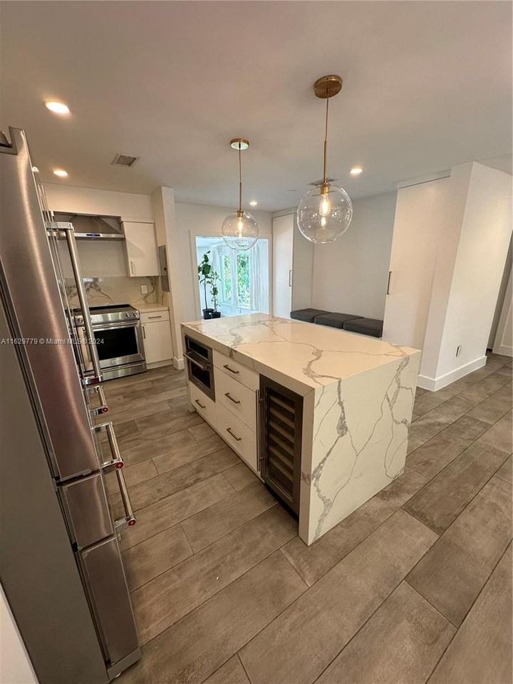 837 Alberca St - Photo 2 of 20