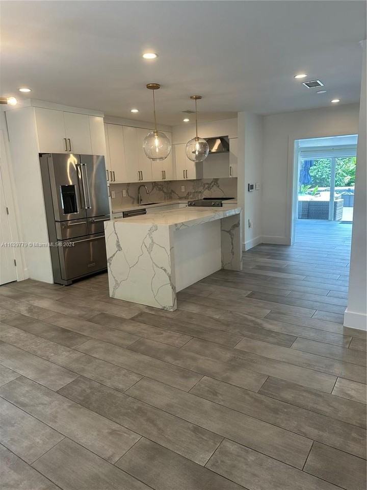 837 Alberca St - Photo 3 of 20