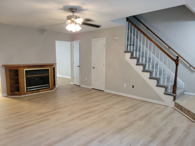 405 S Hill Ln - Photo 3 of 14