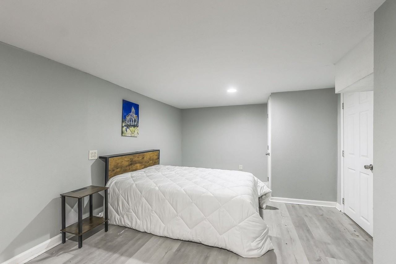 Agnes Ave - Photo 7 of 11