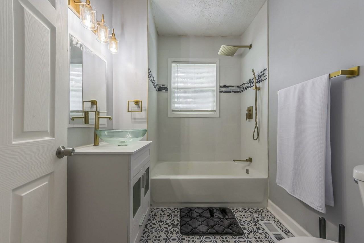 Agnes Ave - Photo 3 of 7
