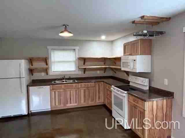 47244 Wyandotte St - Photo 3 of 18