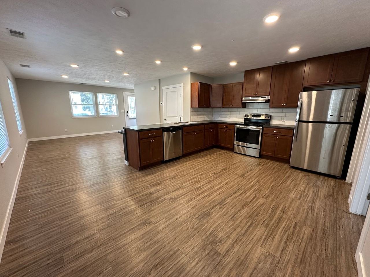 924 Dayton St Sw - Photo 3 of 9