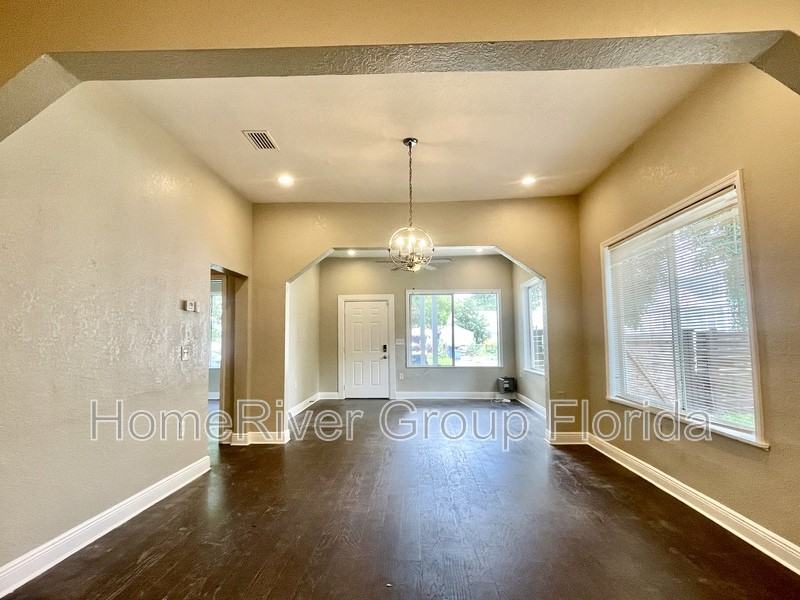 2708 N Mitchell Ave - Photo 2 of 22