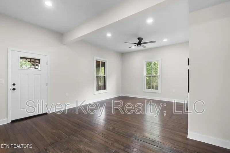 322 Lynn Ave - Photo 3 of 18
