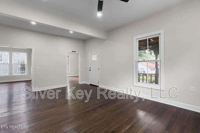 322 Lynn Ave - Photo 4 of 18