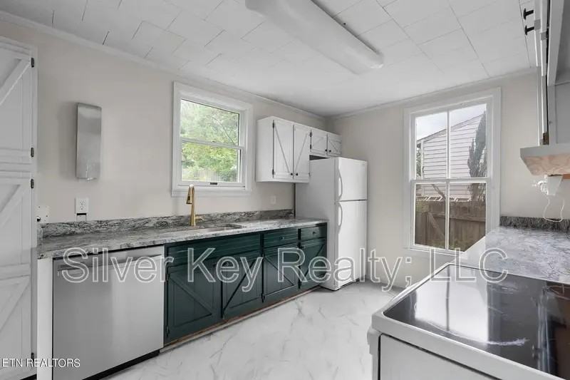 322 Lynn Ave - Photo 6 of 18