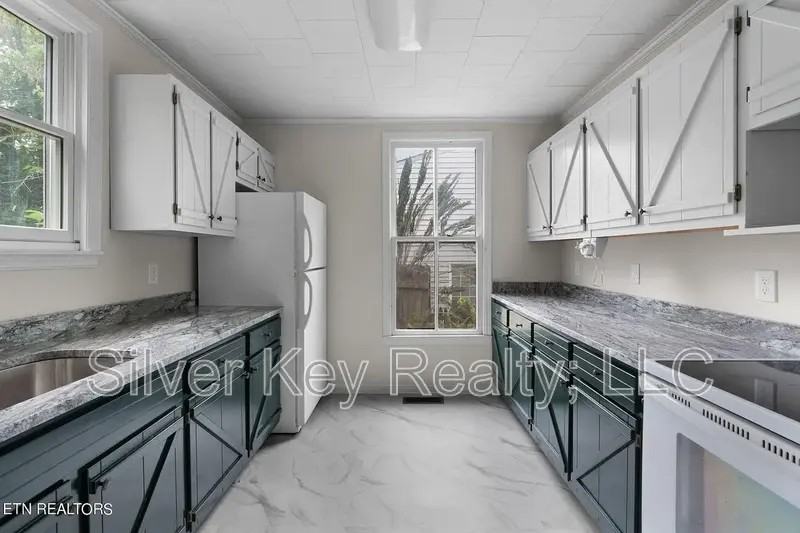 322 Lynn Ave - Photo 7 of 18