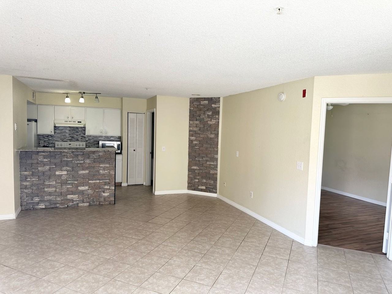 2206 Antigua Pl #1015 - Photo 4 of 21