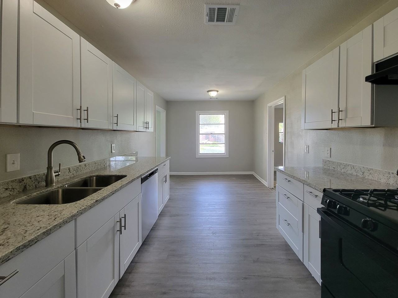 4909 Holloway Dr - Photo 3 of 15