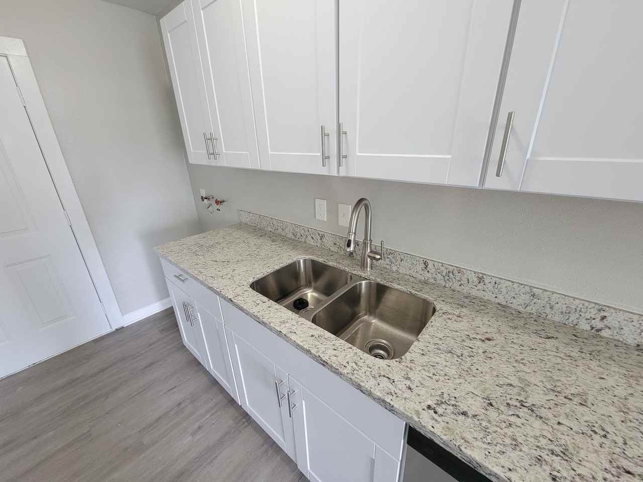 4909 Holloway Dr - Photo 4 of 15