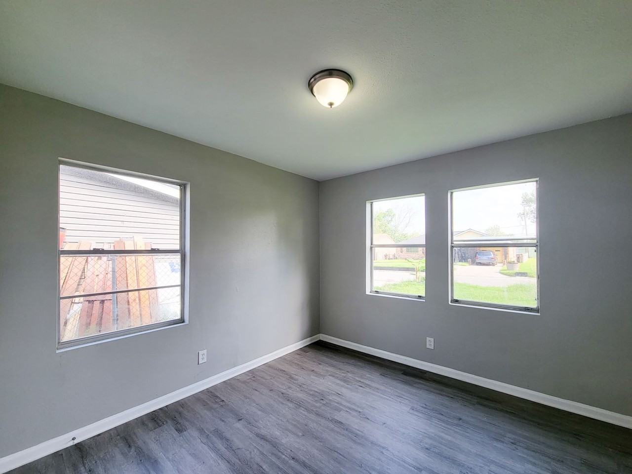 4909 Holloway Dr - Photo 6 of 15