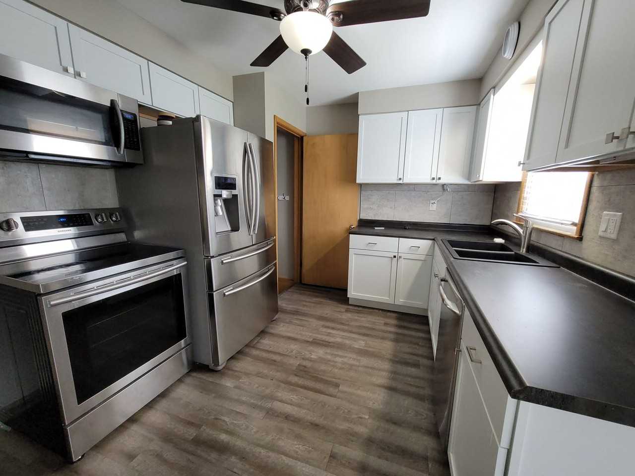 1009 33rd St Ne - Photo 3 of 24