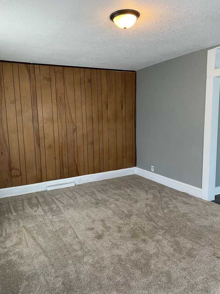 933 Nuttman Ave - Photo 3 of 20