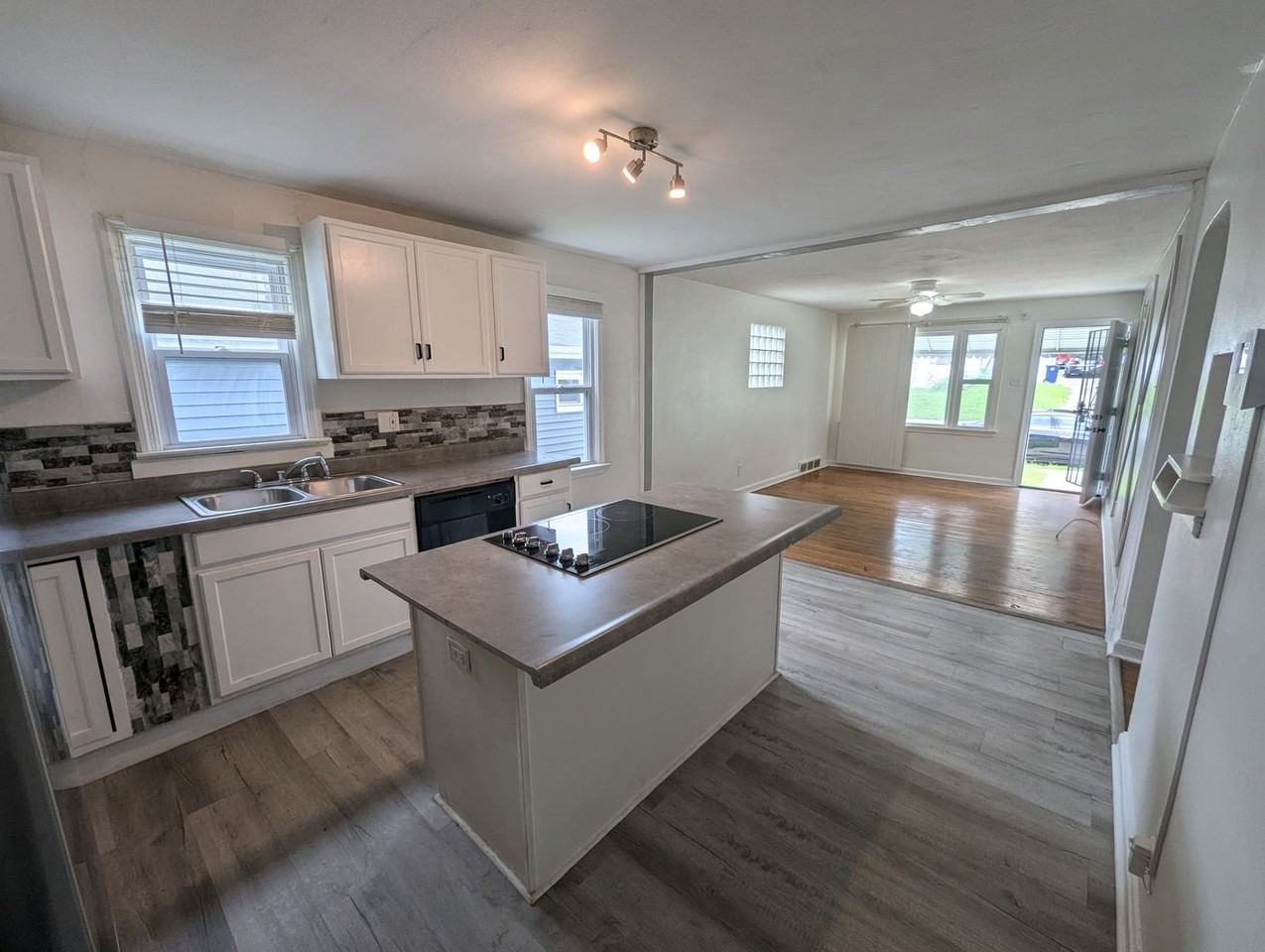 4238 Ravenwood Ave - Photo 2 of 10