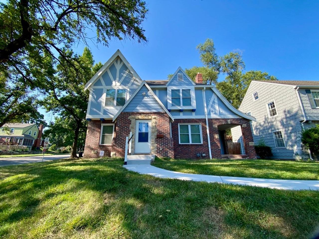 700 E Gregory Blvd - Photo 2 of 32