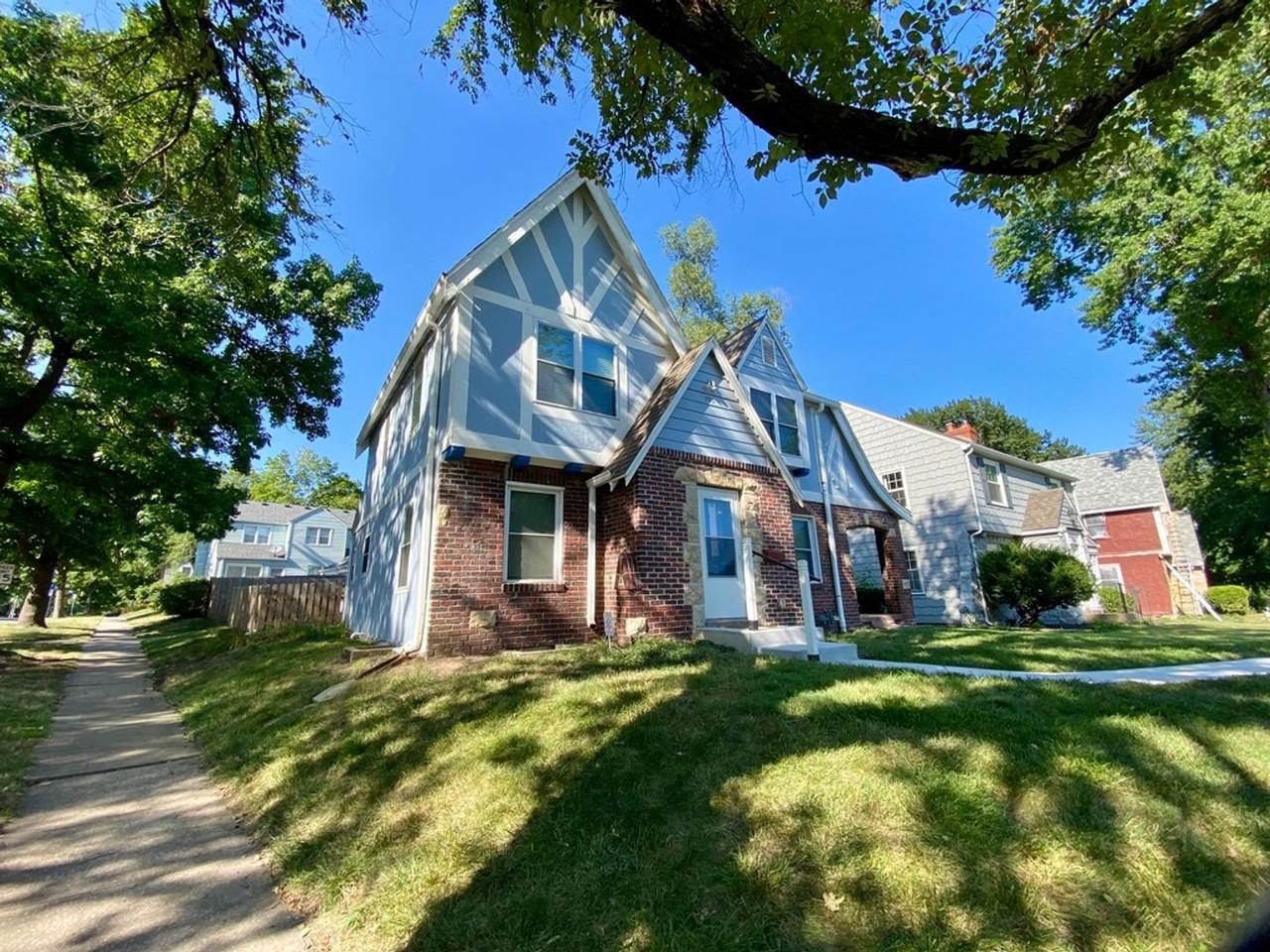 700 E Gregory Blvd - Photo 3 of 32