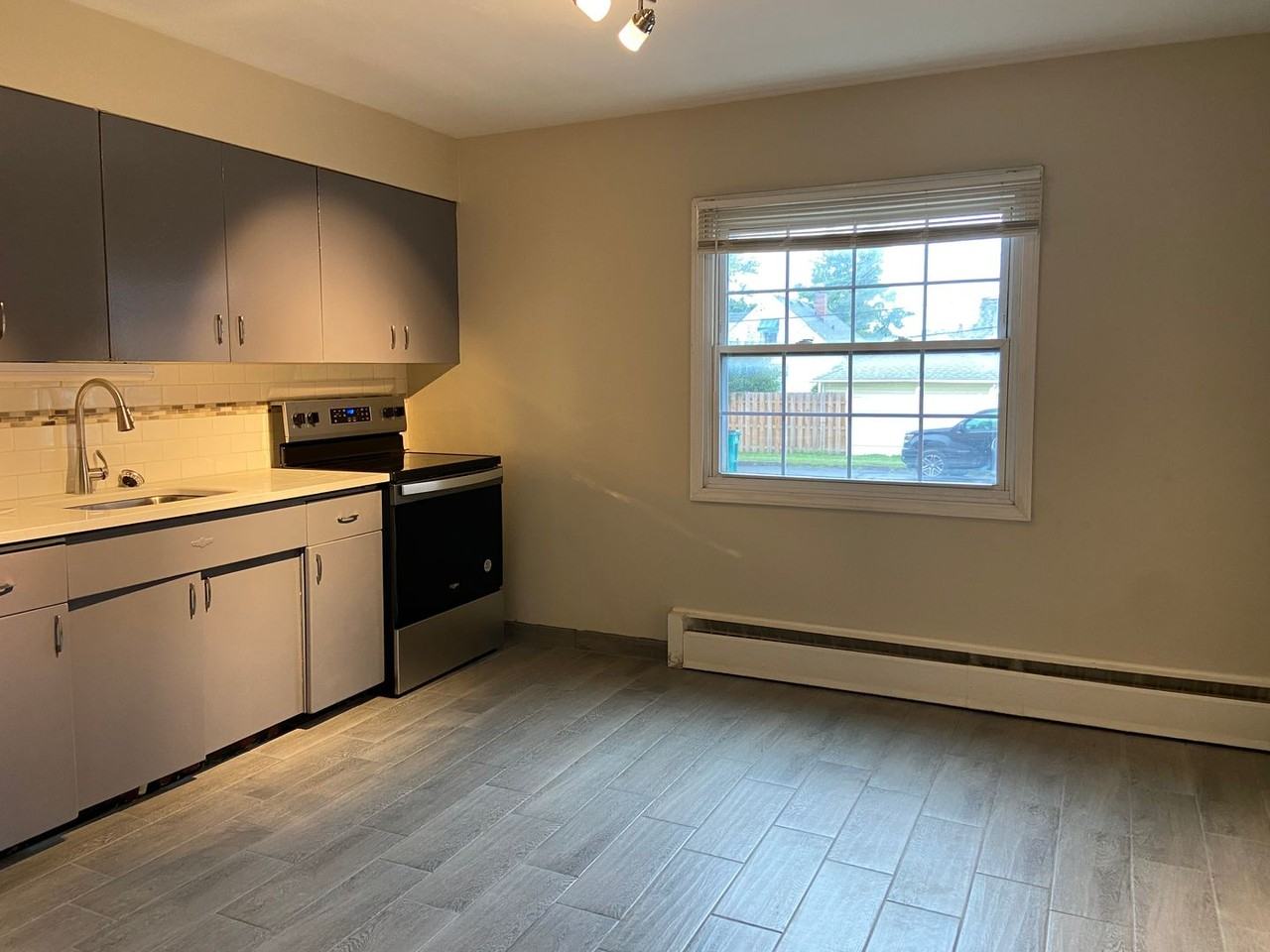584 Starin - Photo 3 of 12