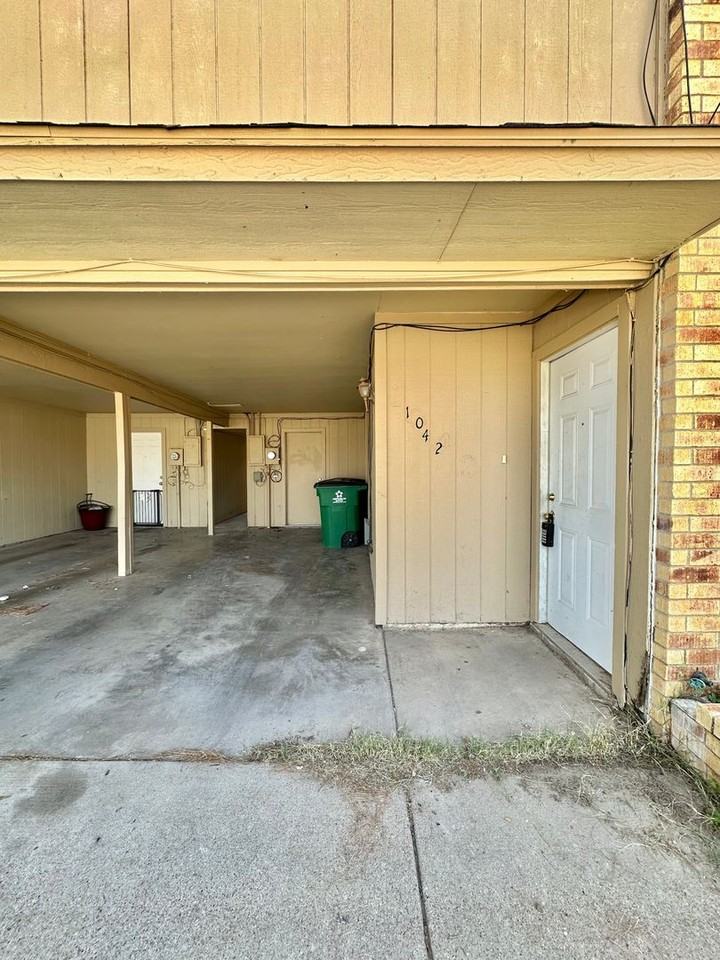 1042 Glenna St - Photo 2 of 23