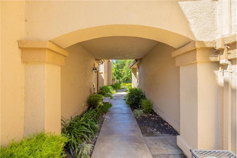 7672 Tuscany Dr - Photo 3 of 32