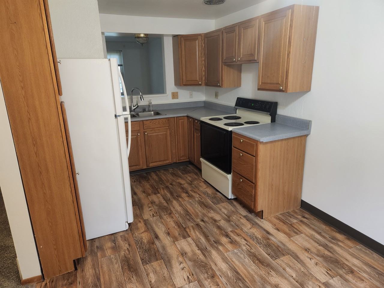 139 Whitestown Vlg Apt B #B - Photo 3 of 14