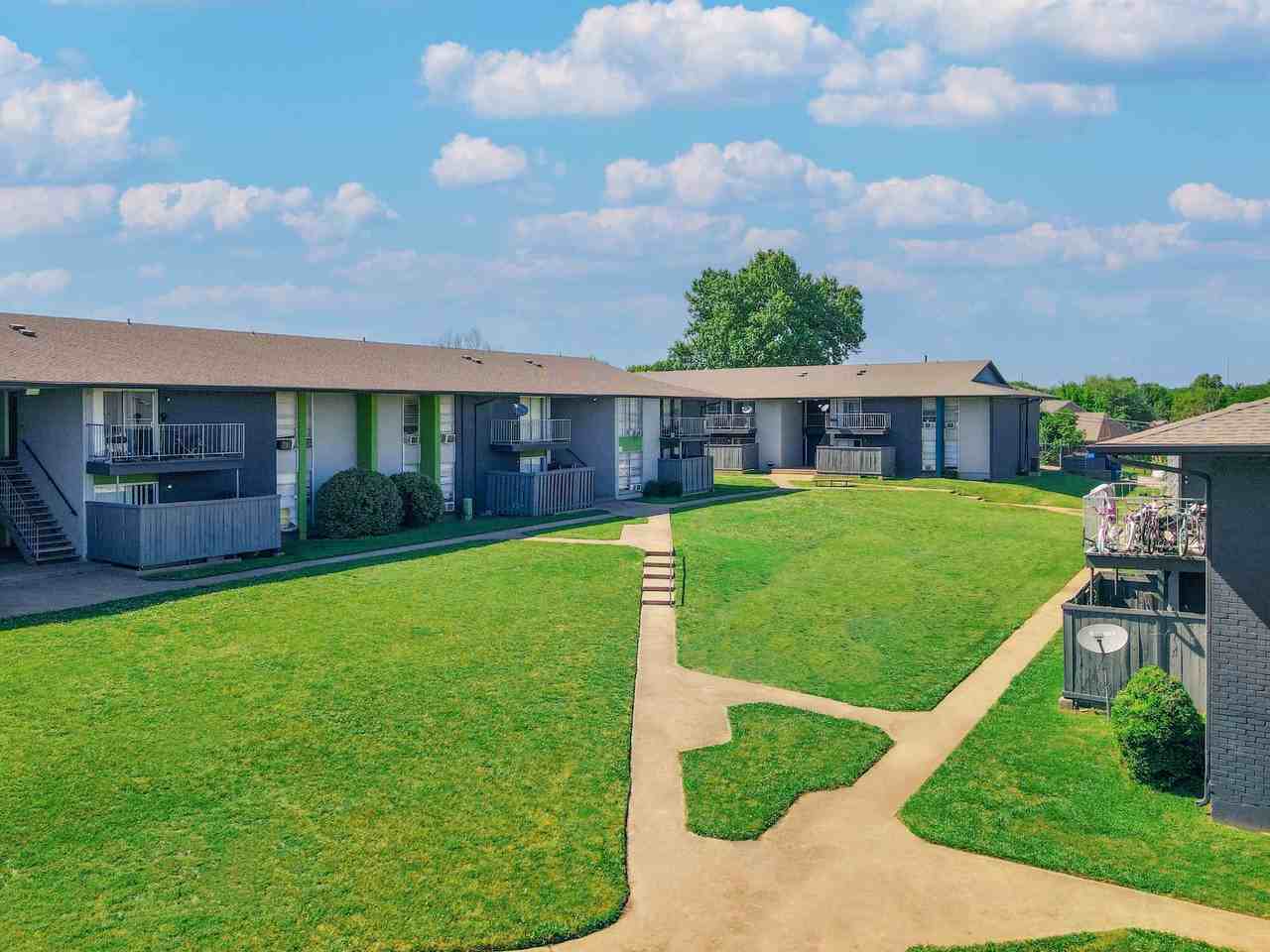 2704 S Cockrell Hill Rd #E1 - Photo 2 of 8