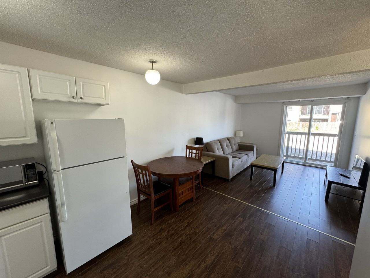 541 Dufferin Ave - Photo 3 of 22