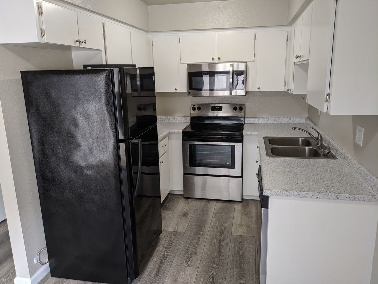 Cornell Apartments - 814 - Photo 2 of 23