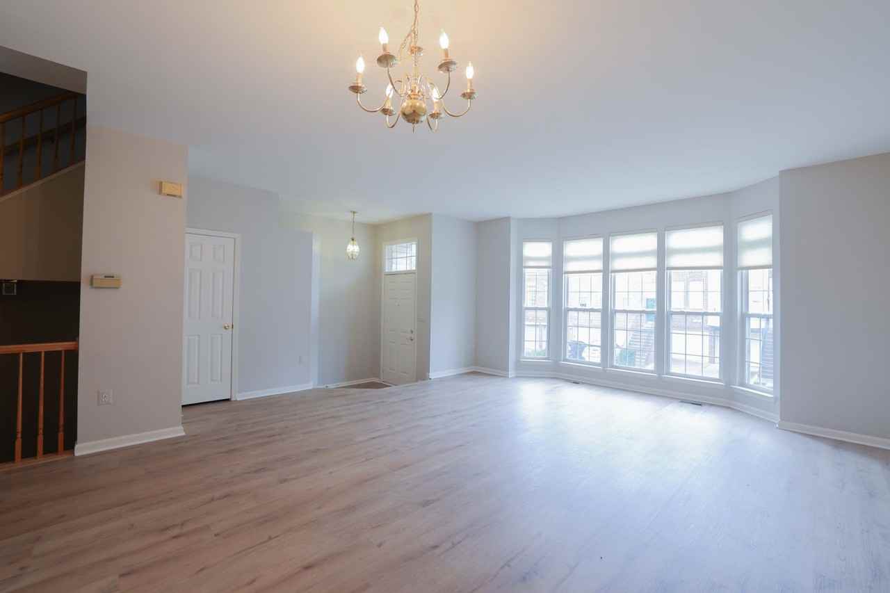 20717 Riptide Sq - Photo 2 of 27