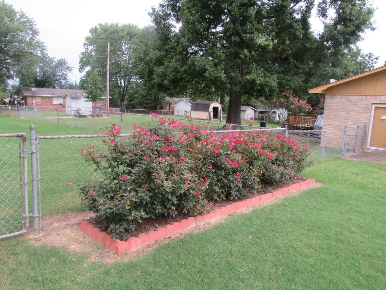 606 Oregon St - Photo 3 of 25