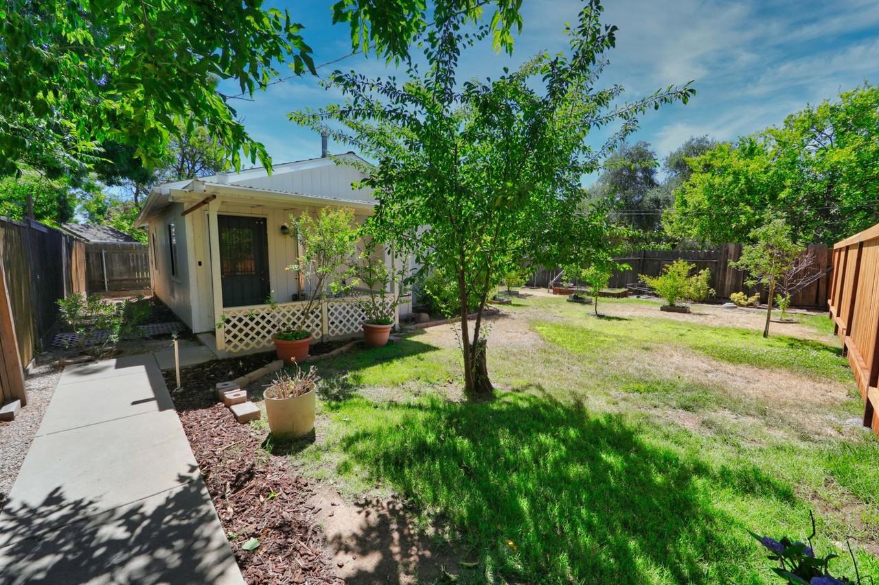 3131 63rd St - Photo 3 of 11