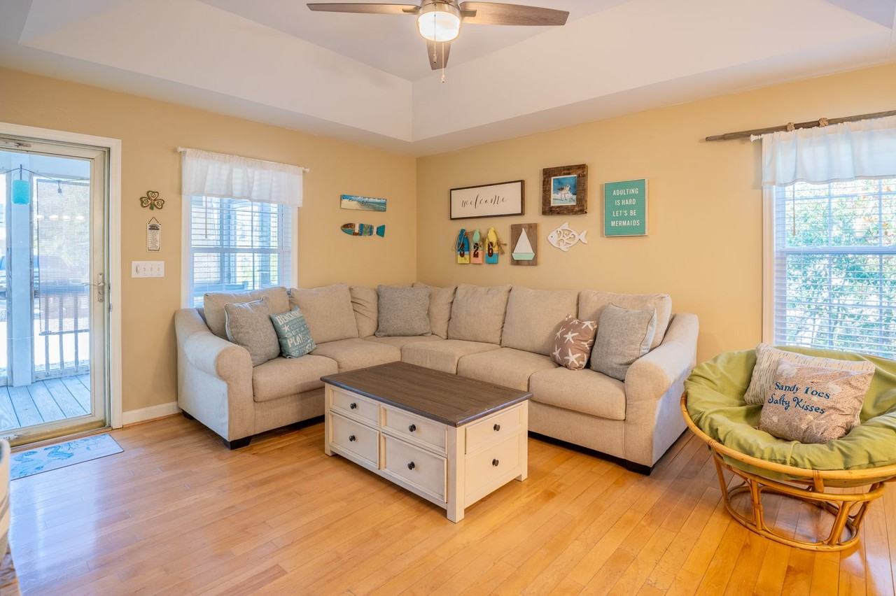 326 Northeast 47th Street - Photo 6 of 22