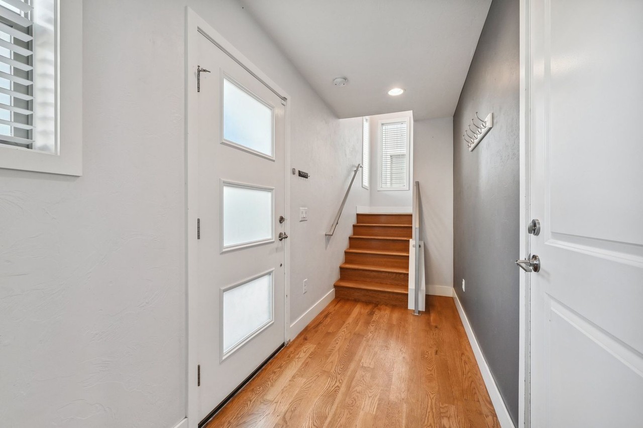 1727 Hooker St - Photo 3 of 27