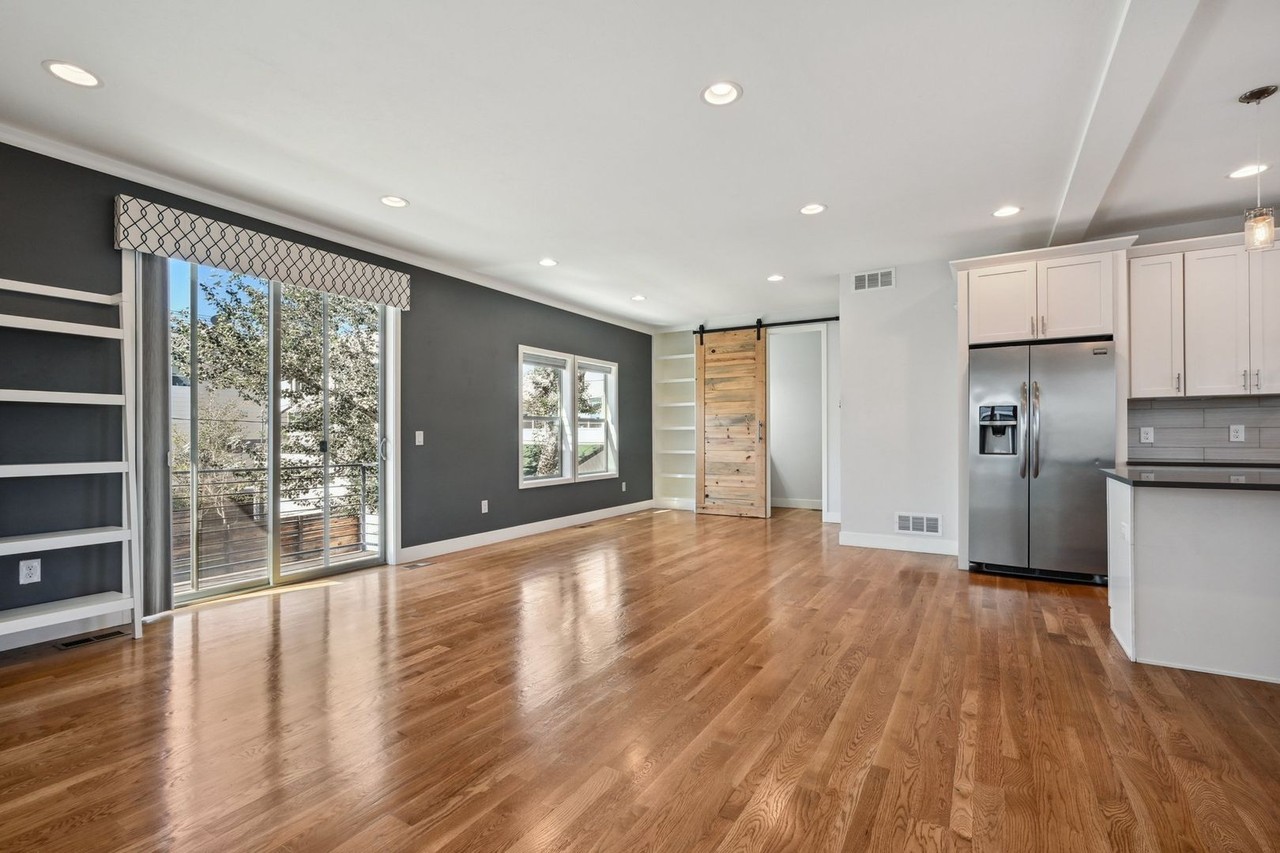 1727 Hooker St - Photo 4 of 27