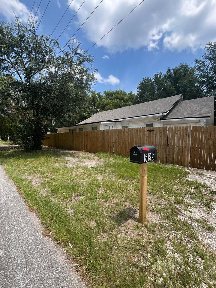 685 Fern St - Photo 3 of 28