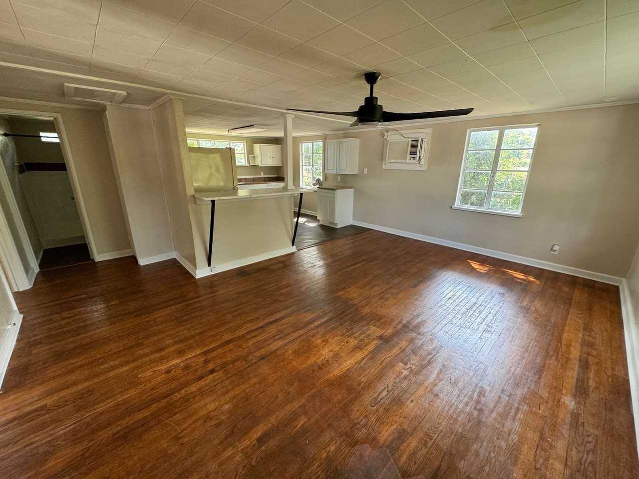 Barry- 1334 - Photo 2 of 6