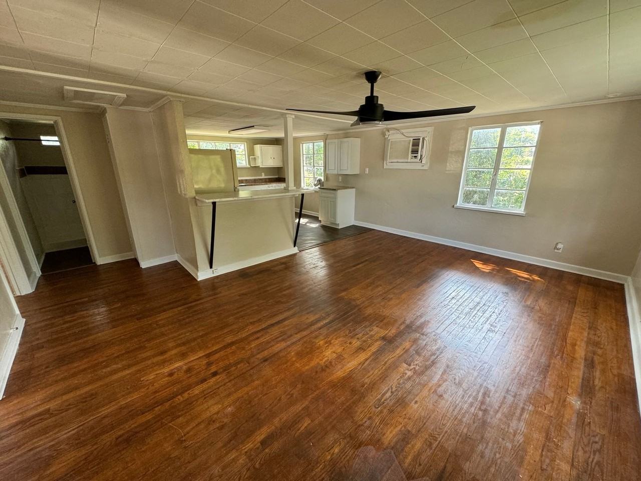 Barry- 1334 - Photo 3 of 6