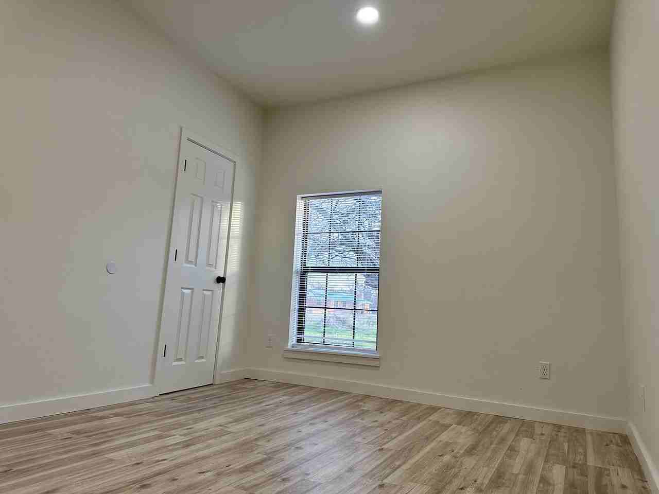 707 Gladys St - Photo 3 of 31