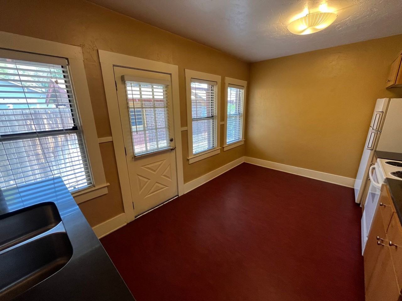 310 Nw Harriman St #8 - Photo 5 of 14