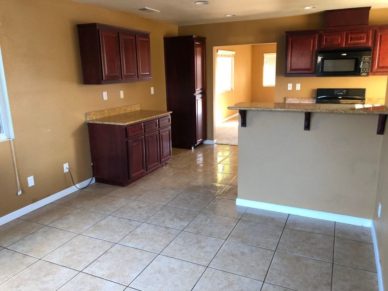 585 Hart Dr - Photo 5 of 21