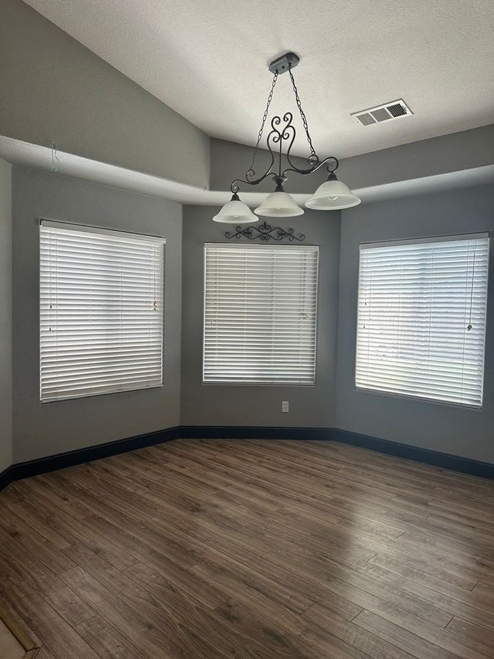 2526 S Jensen St - Photo 2 of 16