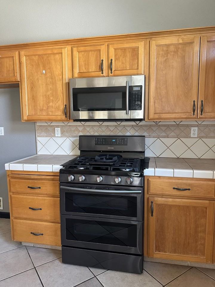 2526 S Jensen St - Photo 3 of 16