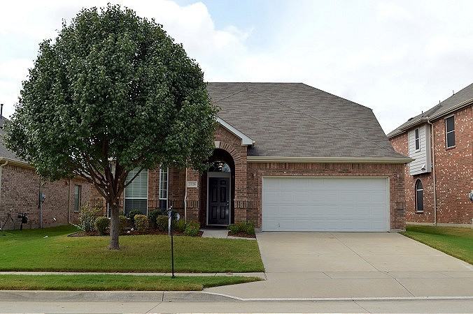 2728 Maple Creek Dr - Photo 2 of 35