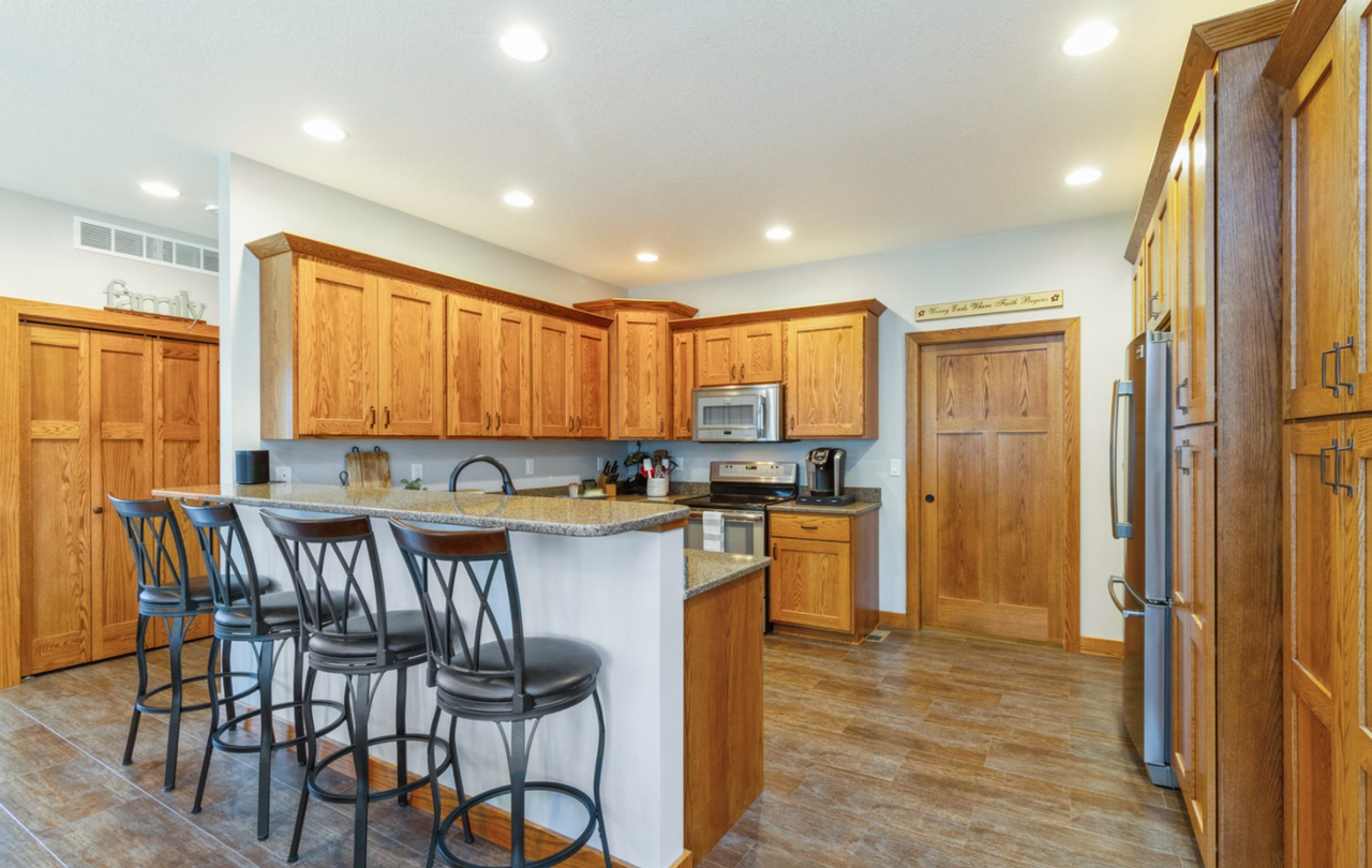 111 Glenwood St - Photo 6 of 14