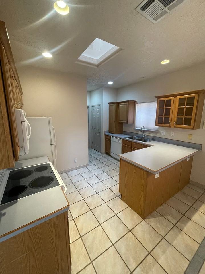 2677 Stellar Way - Photo 7 of 28