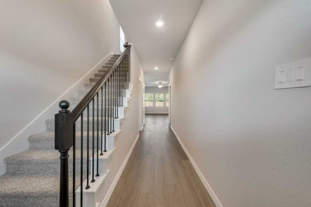 802 Seagram Trl - Photo 3 of 32